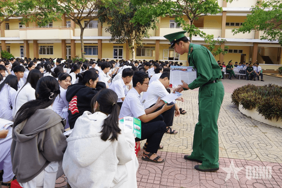 Tuyên truyền Luật Biên phòng Việt Nam cho giáo viên và học sinh Trường THPT Bưng Riềng