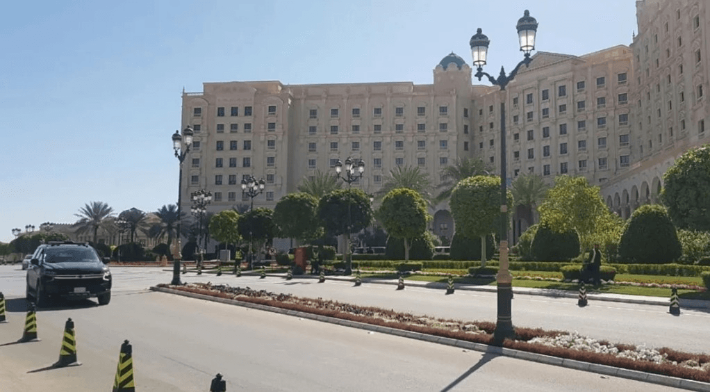 Mỹ tiến hành các cuộc đàm phán con thoi với Nga và Ukraine