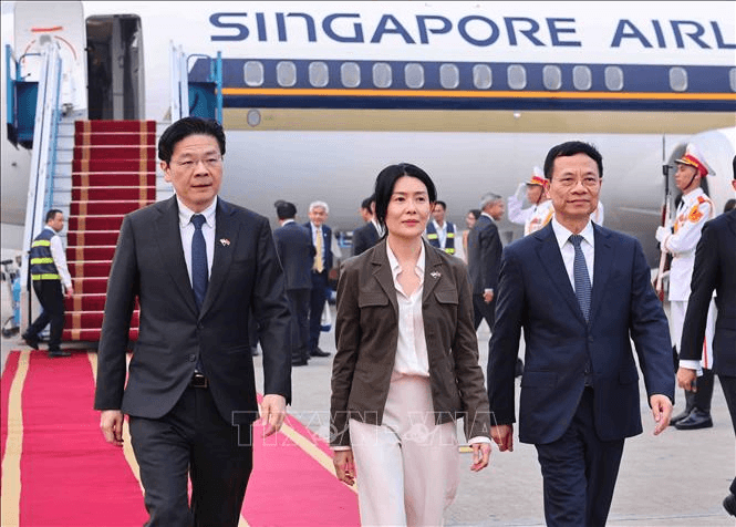 Thủ tướng Singapore tới Hà Nội, bắt đầu thăm chính thức Việt Nam