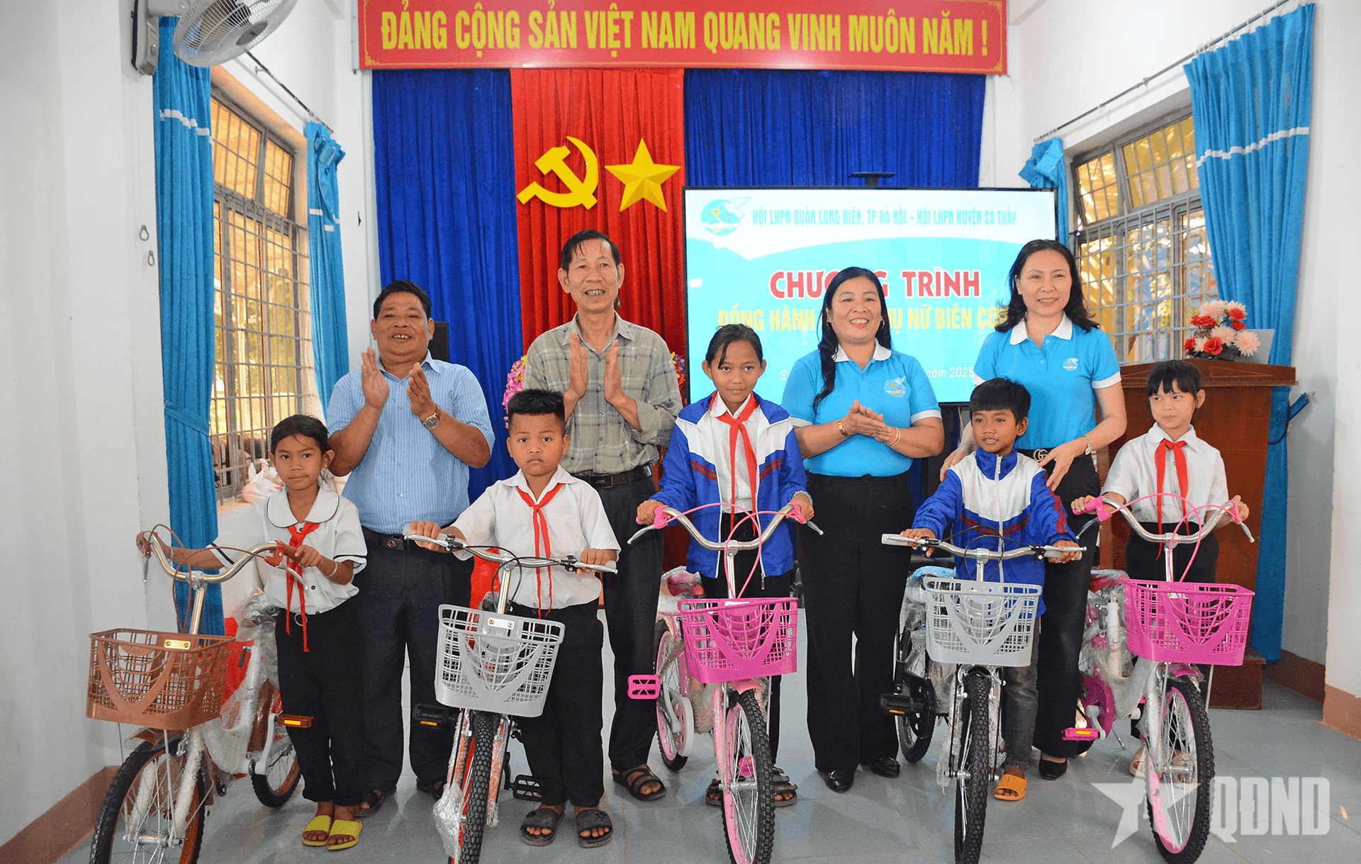 Những món quà ý nghĩa từ Chương trình “Đồng hành cùng phụ nữ biên cương”

​