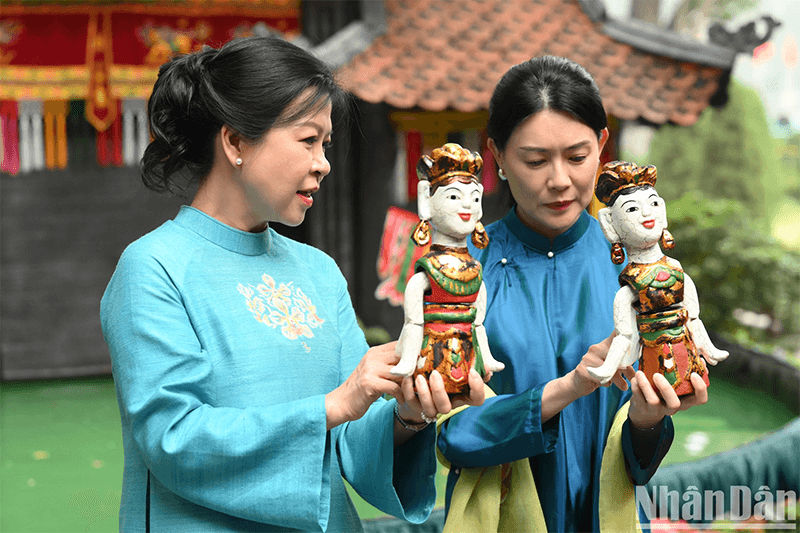 Phu nhân Tổng Bí thư cùng Phu nhân Thủ tướng Singapore thưởng thức múa rối nước