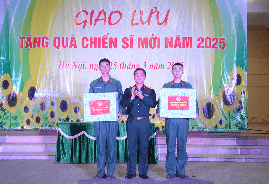 Bộ tư lệnh Bảo vệ Lăng Chủ tịch Hồ Chí Minh: Thăm, tặng quà chiến sĩ mới