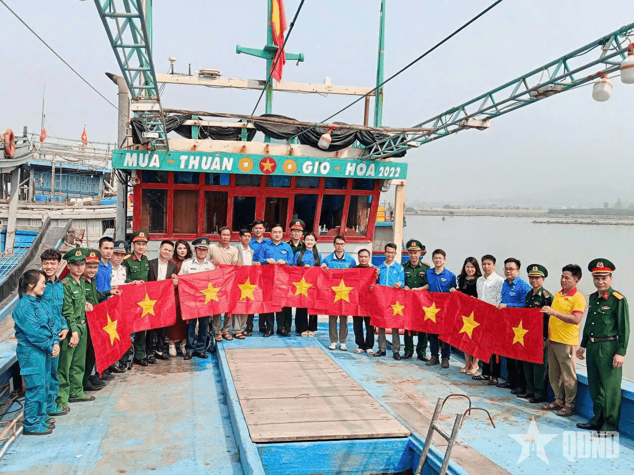 Kề vai sát cánh bảo vệ biên giới, xây dựng quê hương