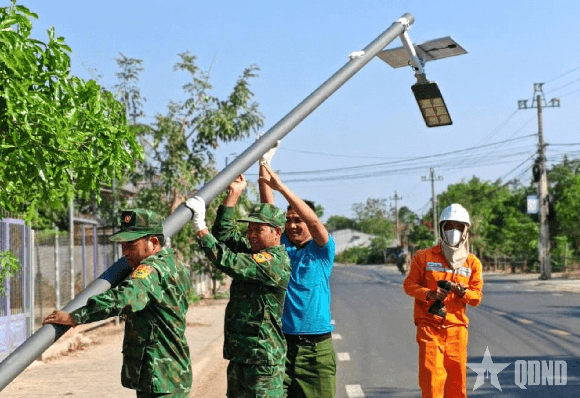 Bàn giao công trình thắp sáng đường biên tại xã biên giới Krông Na