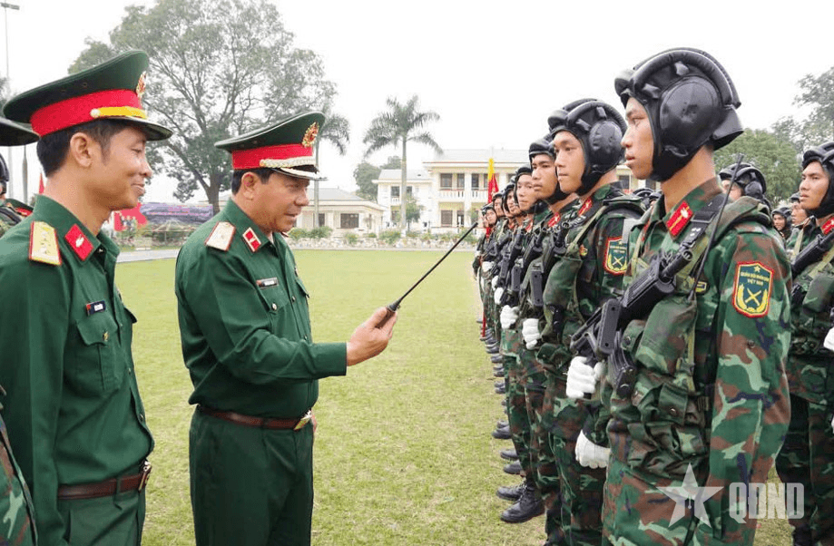 Kiểm tra đại đội chiến sĩ Tăng thiết giáp tham gia diễu binh, diễu hành