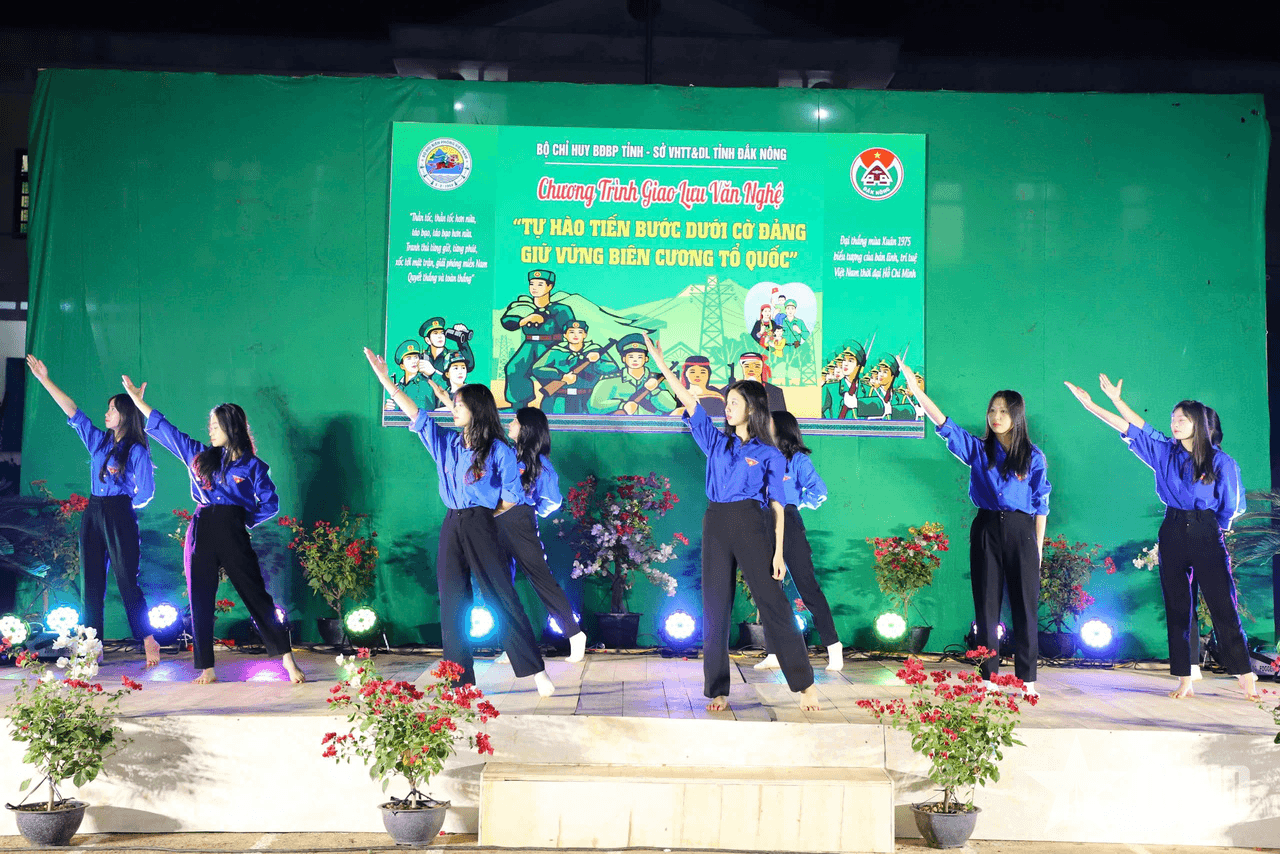 Biểu diễn văn nghệ phục vụ cán bộ, chiến sĩ, nhân dân khu vực biên giới Đắk Nông