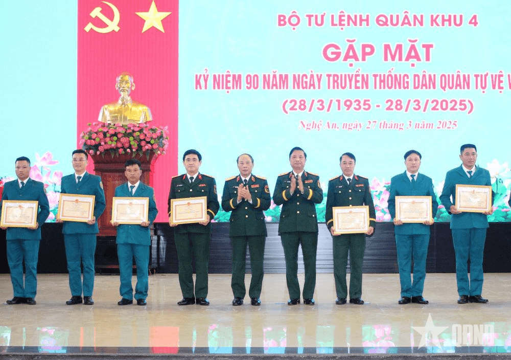 Quân khu 4 gặp mặt kỷ niệm 90 năm Ngày truyền thống Dân quân tự vệ