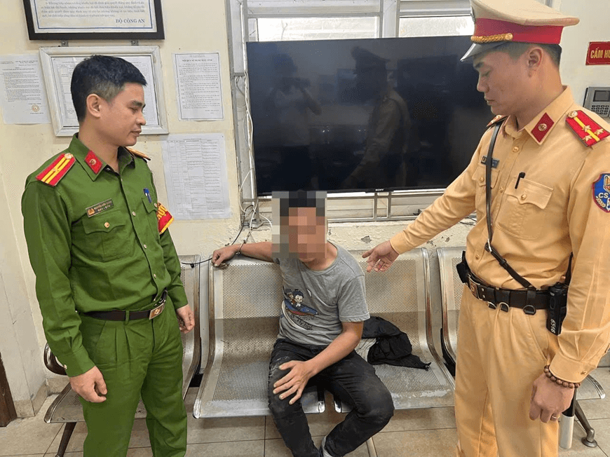 CSGT Hà Nội kịp thời khống chế đối tượng nghi "ngáo đá" hành hung người đi đường