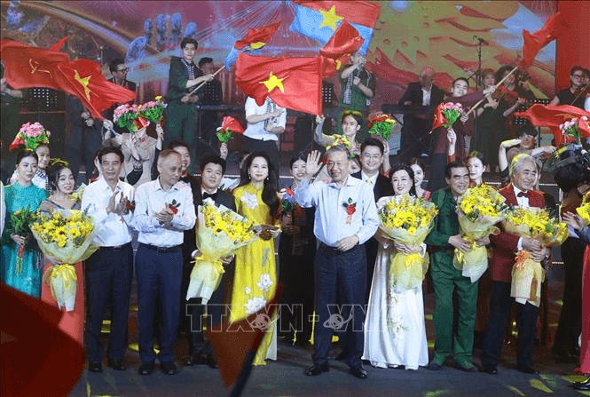 Tổng Bí thư Tô Lâm dự Chương trình nghệ thuật “Đảng trong mùa Xuân đại thắng”