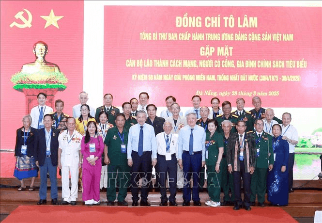 Tổng Bí thư Tô Lâm gặp mặt cán bộ lão thành cách mạng, người có công, gia đình chính sách tiêu biểu khu vực miền Trung - Tây Nguyên