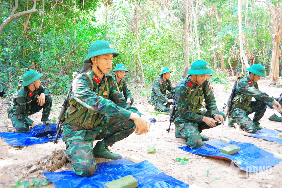 Chiến sĩ mới “vững bước tiến lên”