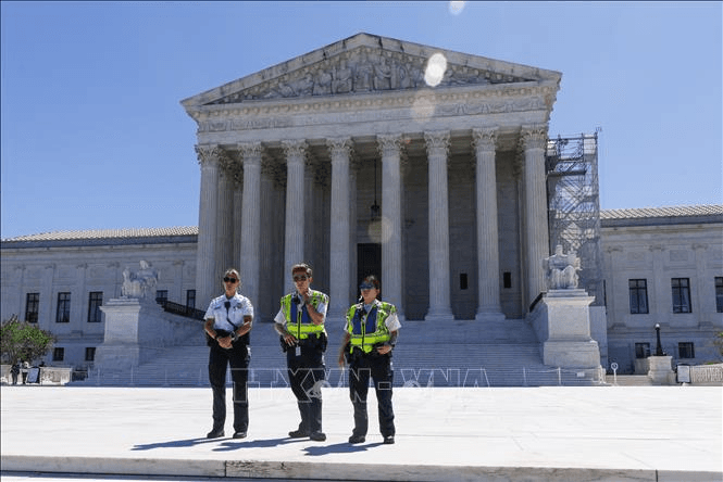 Tổng thống Mỹ ký sắc lệnh tăng cường lực lượng cảnh sát tại thủ đô Washington