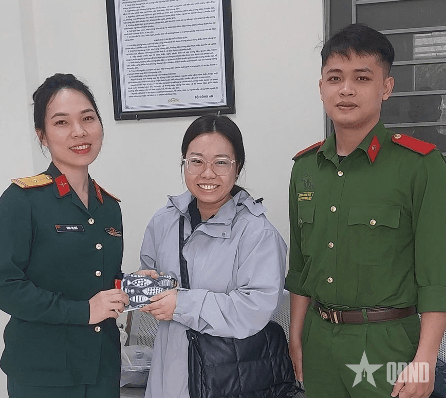 Thiếu tá QNCN Đinh Thị Nhã nhặt được của rơi, trả người đánh mất