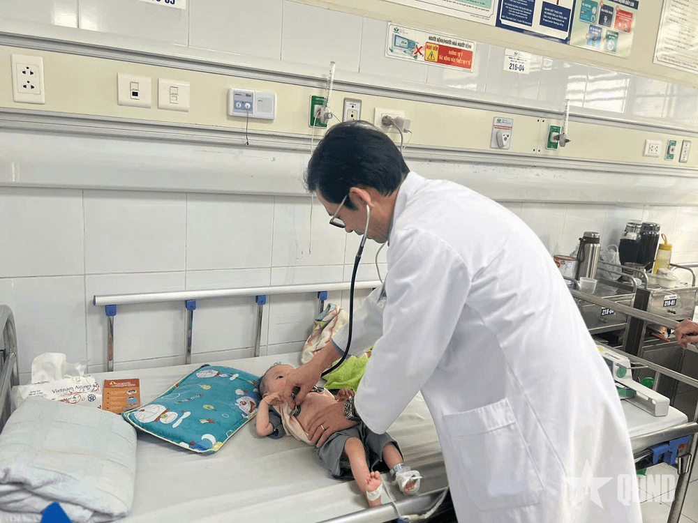 Bệnh nhi mắc sởi nặng mới được chuyển đến Bệnh viện Nhi Trung ương