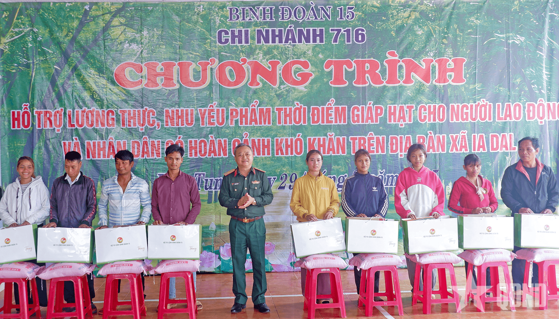 Chi nhánh 716 (Binh đoàn 15) trao 666 suất quà tặng người lao động và nhân dân