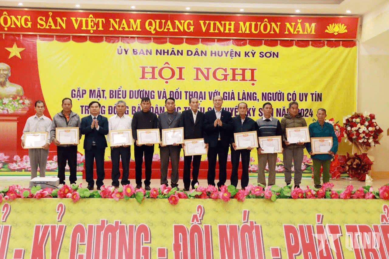Phát huy vai trò của người có uy tín ở địa bàn biên giới