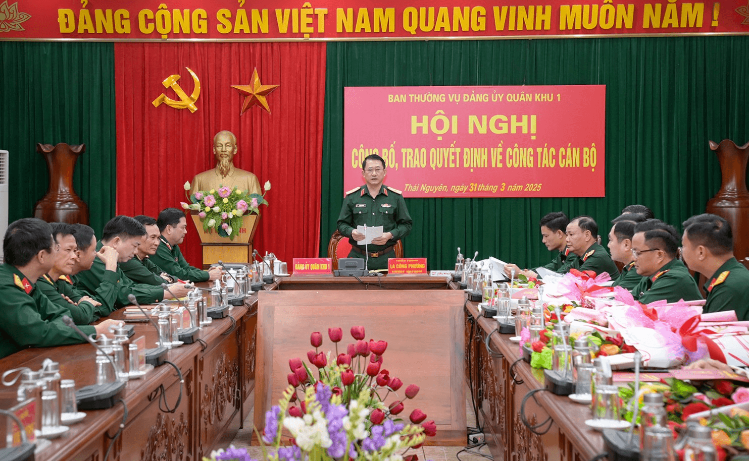 12 cán bộ Quân khu 1 nhận Quyết định điều động, bổ nhiệm cán bộ