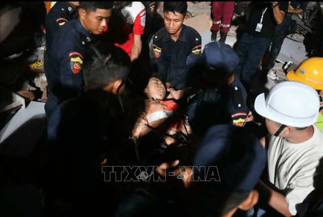 Động đất tại Myanmar: Tìm thấy người còn sống sau gần 60 giờ mắc kẹt
