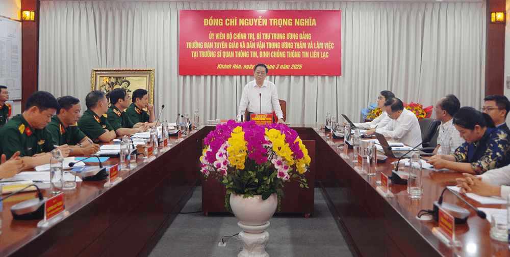 Đồng chí Nguyễn Trọng Nghĩa thăm và làm việc tại Trường Sĩ quan Thông tin