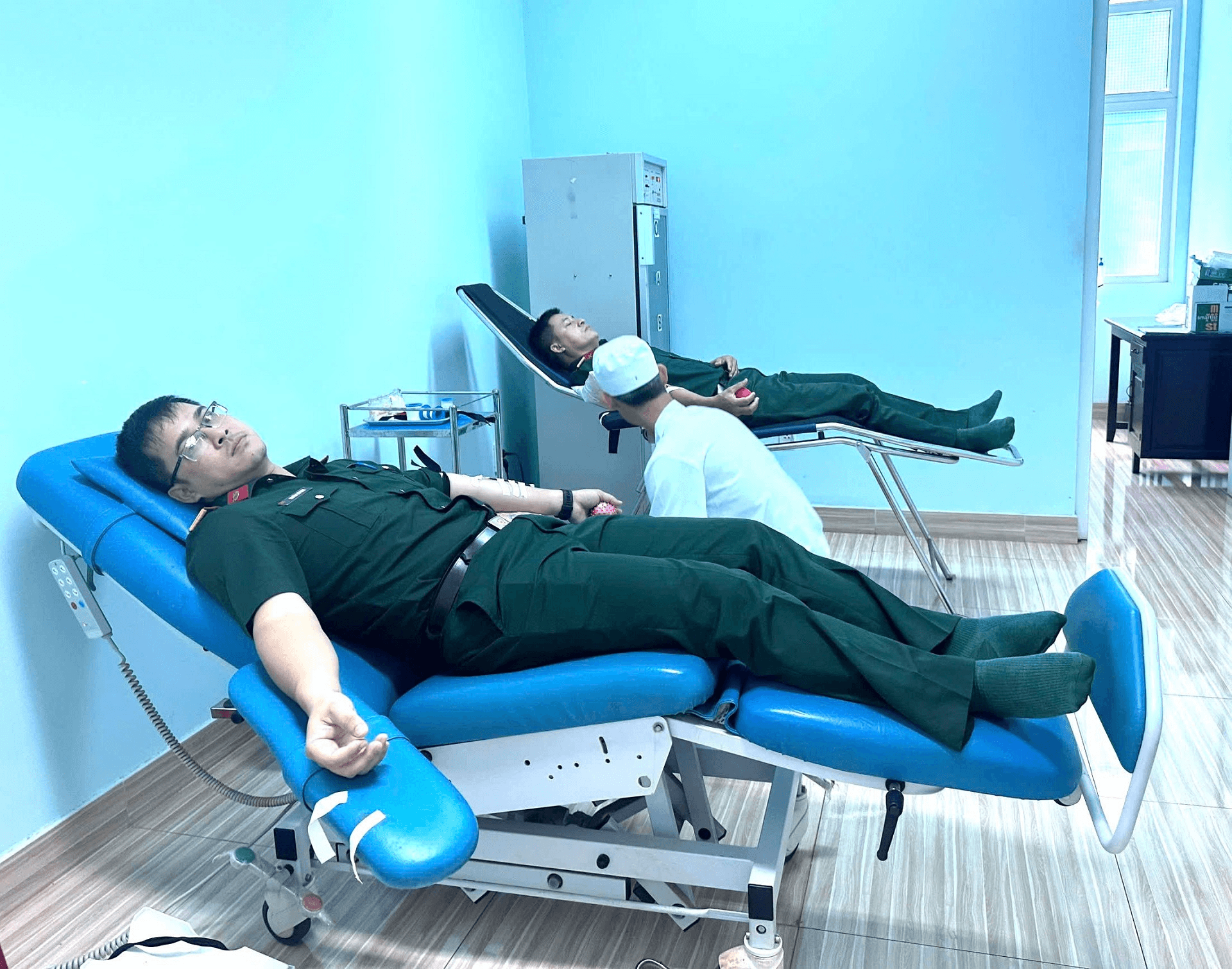 Cán bộ, nhân viên Viện Kiểm sát quân sự khu vực 52 hiến máu tình nguyện