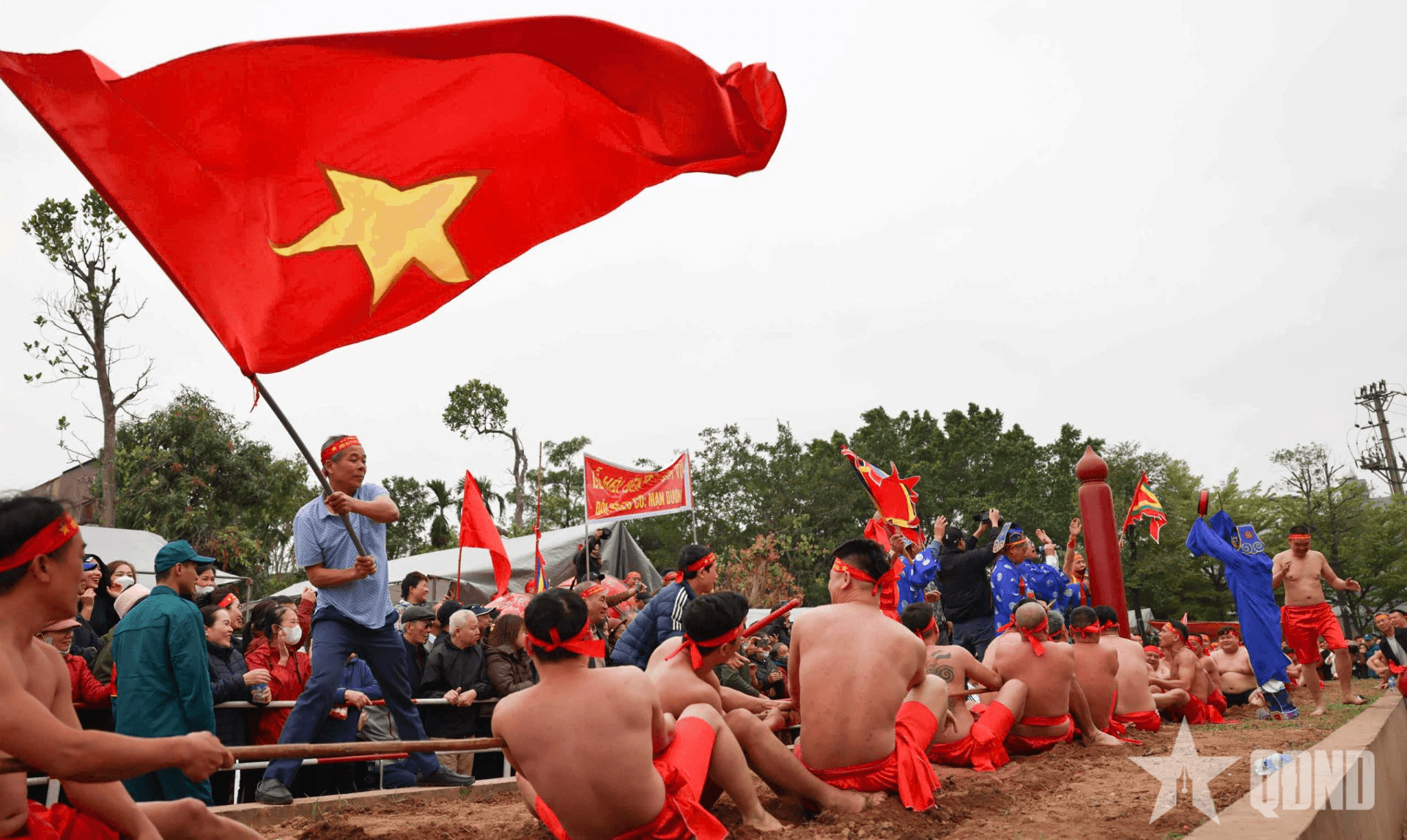 Người dân chen chân xem trai làng Ngọc Trì thi kéo co ngồi