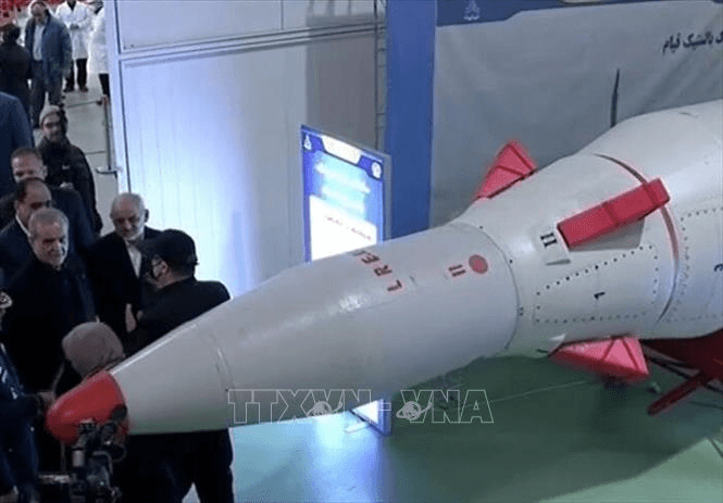 Cố vấn Lãnh tụ tối cao Iran cảnh báo khả năng phát triển vũ khí hạt nhân nếu bị tấn công