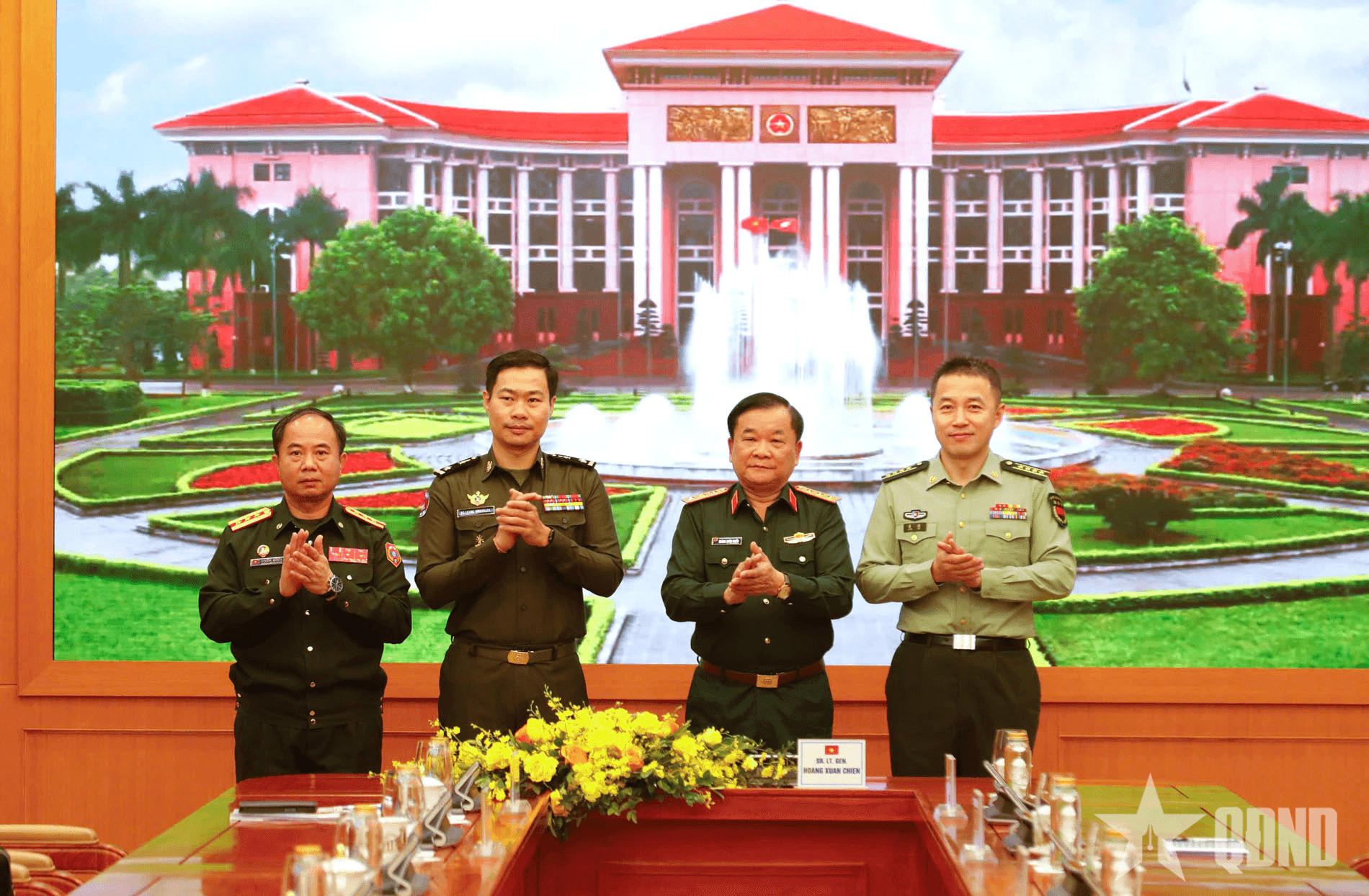 Thượng tướng Hoàng Xuân Chiến làm việc với Tùy viên Quốc phòng Trung Quốc, Lào và Campuchia