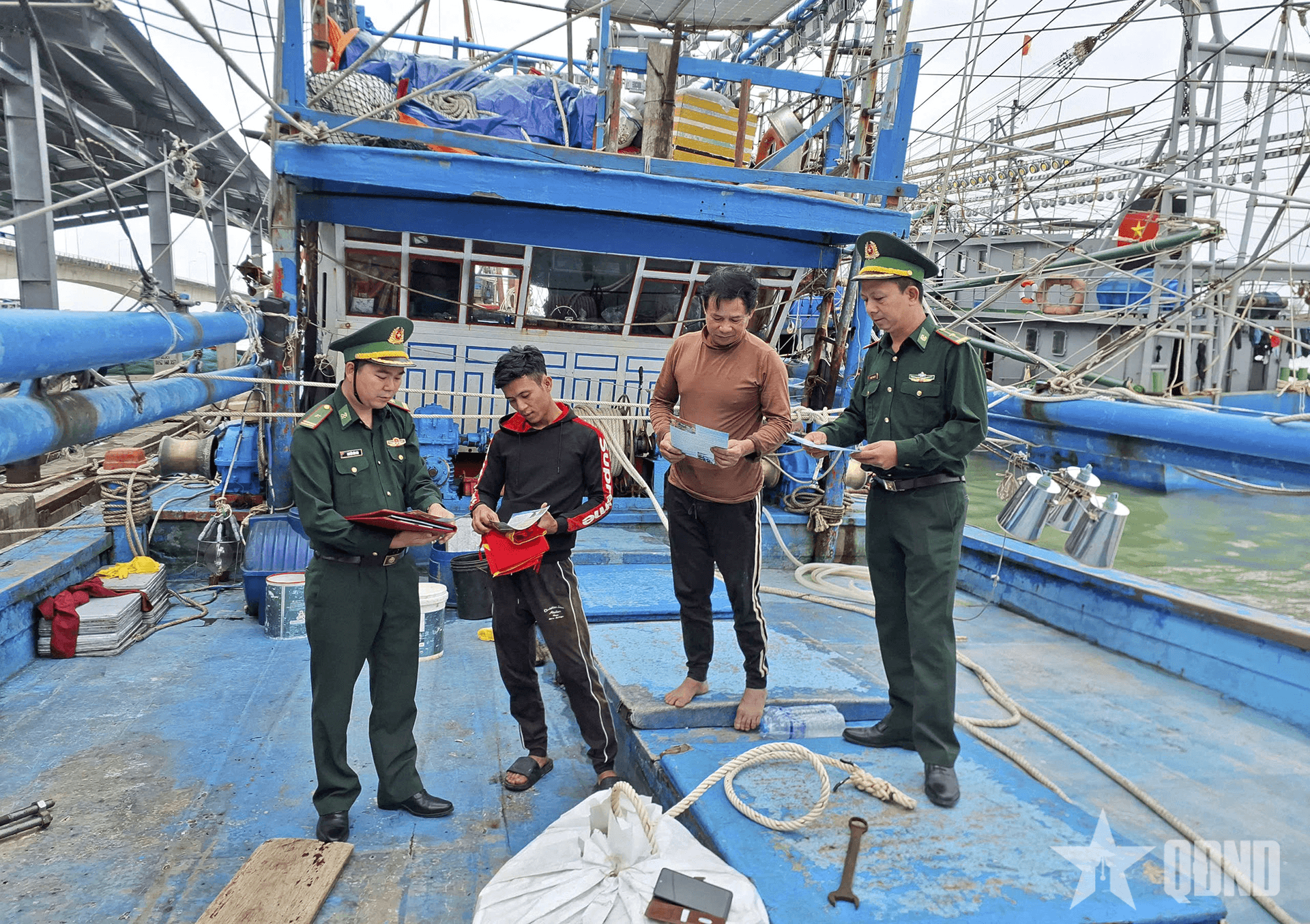 Đồn Biên phòng Triệu Vân tuyên truyền chống khai thác IUU cho ngư dân