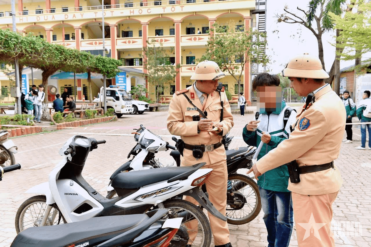 Hà Nội: Ghi hình học sinh vi phạm, xử lý cả điểm trông giữ xe