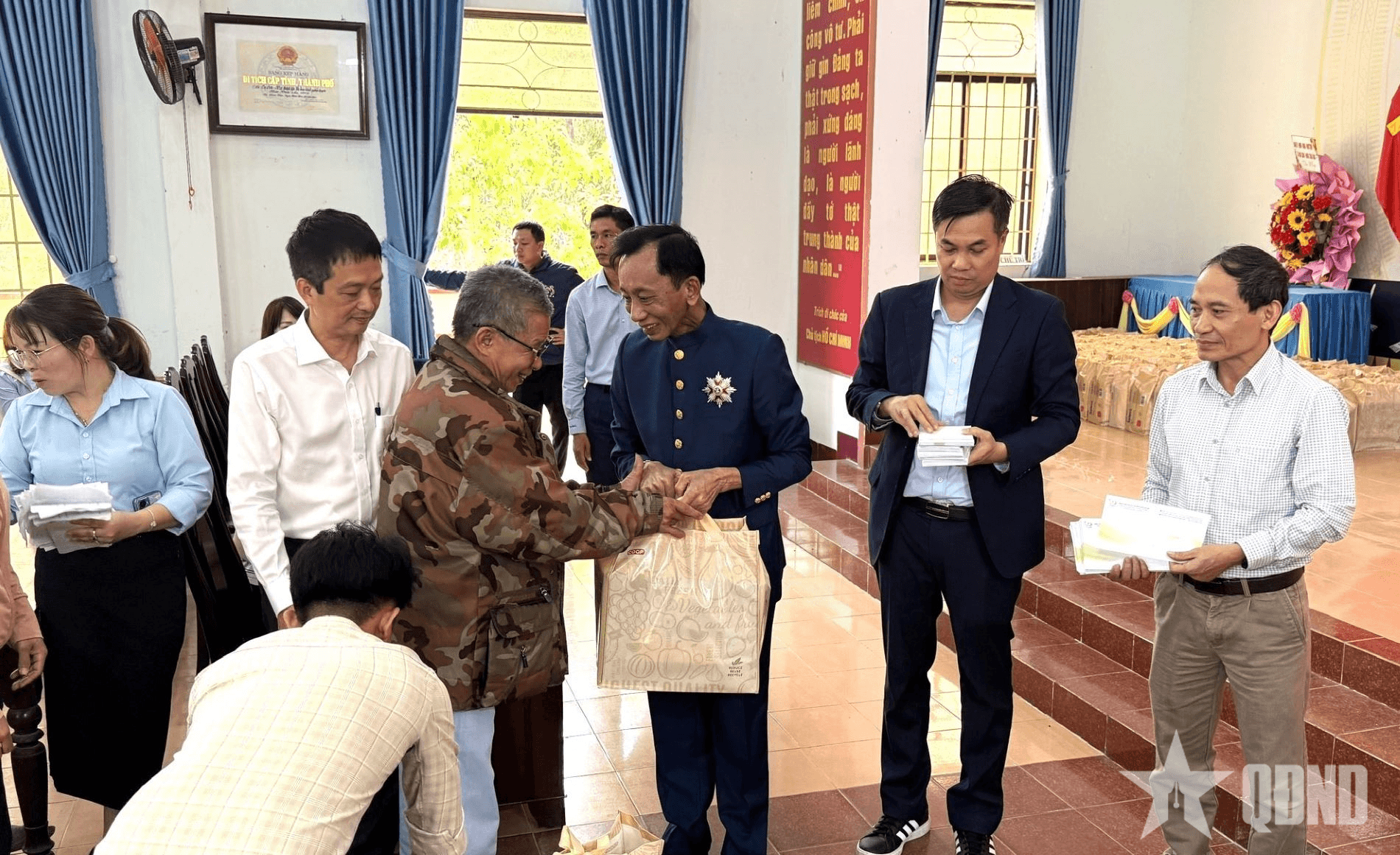 Hiệp sĩ Đại Thánh Giá tri ân gia đình thương binh, liệt sĩ tại tỉnh Bình Định