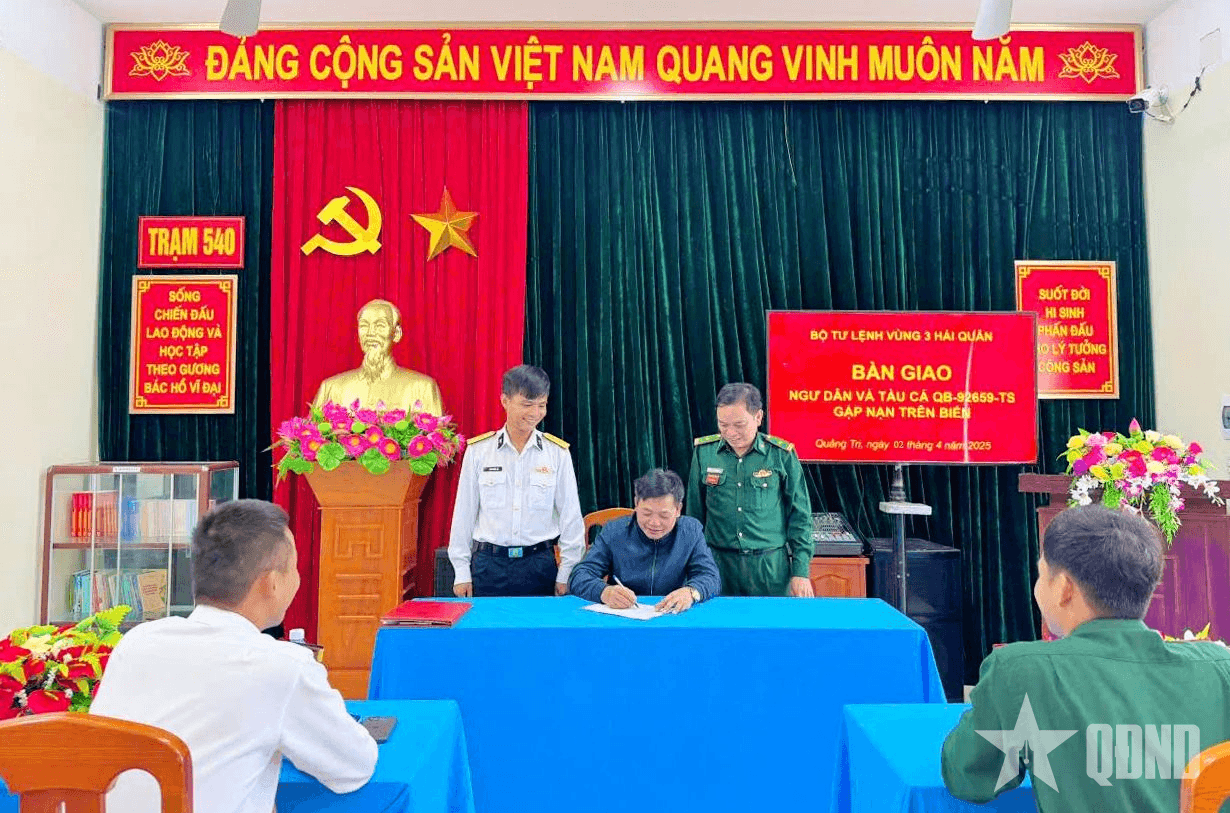 Vùng 3 Hải quân phối hợp với các lực lượng bàn giao tàu cá và ngư dân Quảng Bình gặp nạn trên biển
