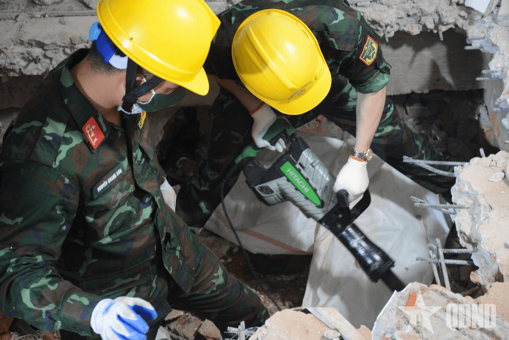 Đoàn cứu hộ QĐND Việt Nam khẩn trương tìm kiếm các nạn nhân trong vụ động đất tại Bệnh viện Ottara Thiri, Myanmar