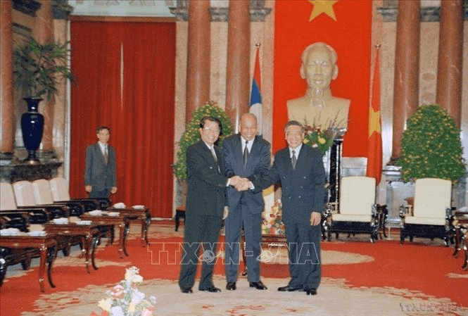 Vai trò của đồng chí Khamtay Siphandone trong quan hệ Việt Nam - Lào