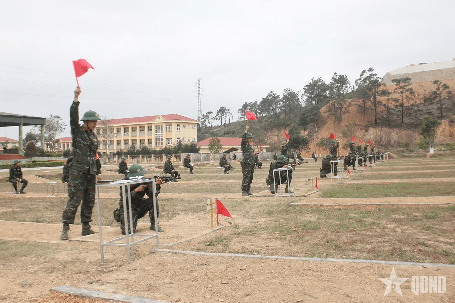 Trung đoàn 244 (Bộ CHQS tỉnh Quảng Ninh): Kiểm tra huấn luyện kỹ thuật bắn súng tiểu liên AK bài 1
