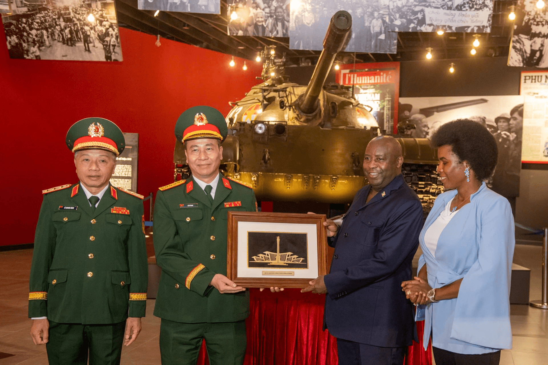 Tổng thống Burundi tham quan Bảo tàng Lịch sử Quân sự Việt Nam