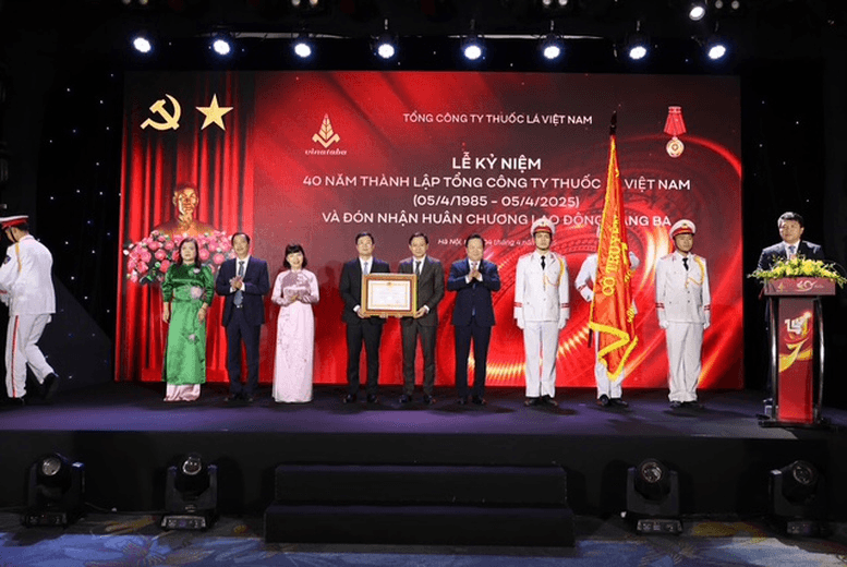 Vinataba đón nhận Huân chương Lao động hạng Ba