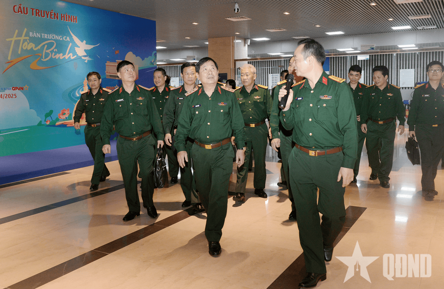 Thượng tướng Lê Huy Vịnh kiểm tra công tác chuyển đổi số tại Trung tâm Phát thanh - Truyền hình Quân đội