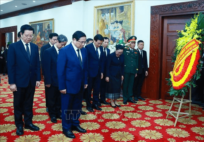 Thủ tướng Phạm Minh Chính viếng đồng chí Khamtay Siphandone
