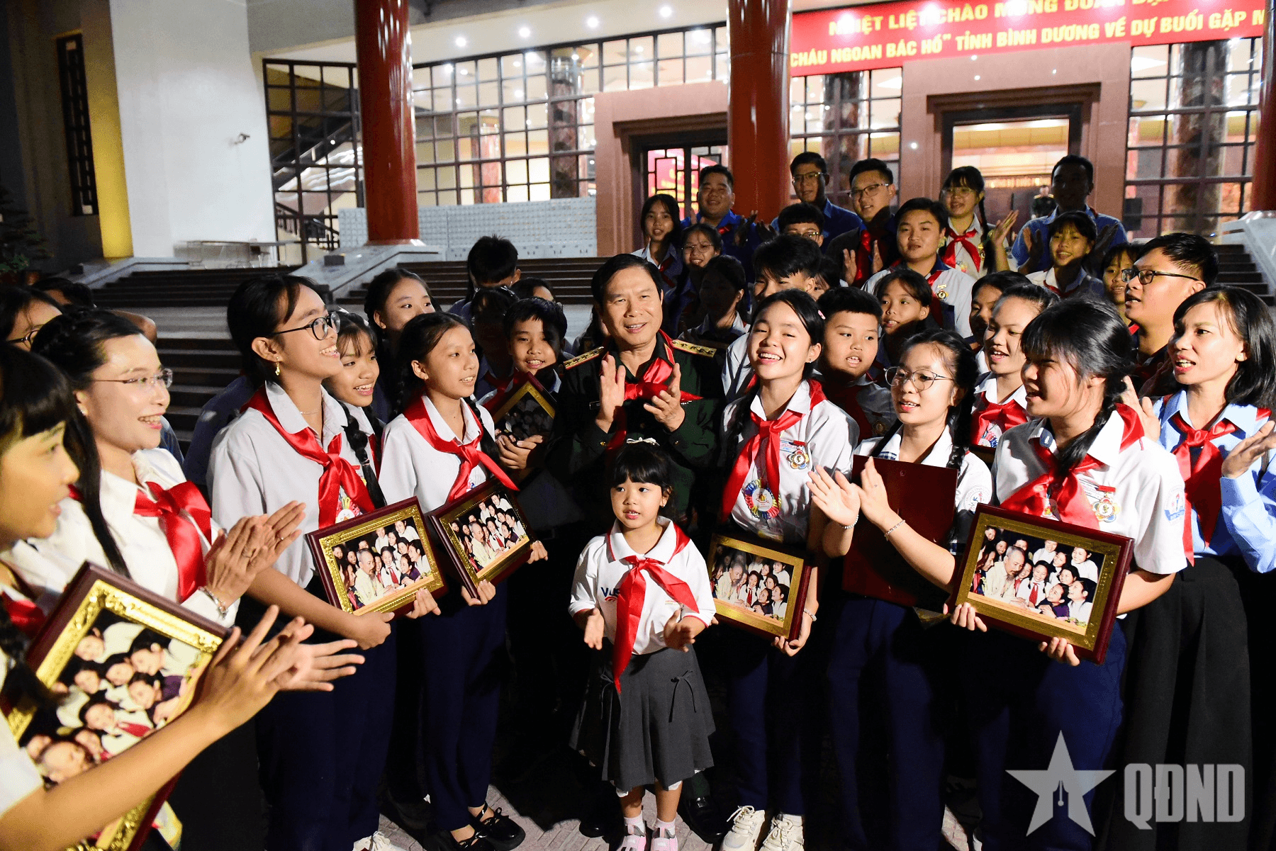 Đại tướng Nguyễn Tân Cương gặp mặt Đoàn đại biểu “Cháu ngoan Bác Hồ” tỉnh Bình Dương