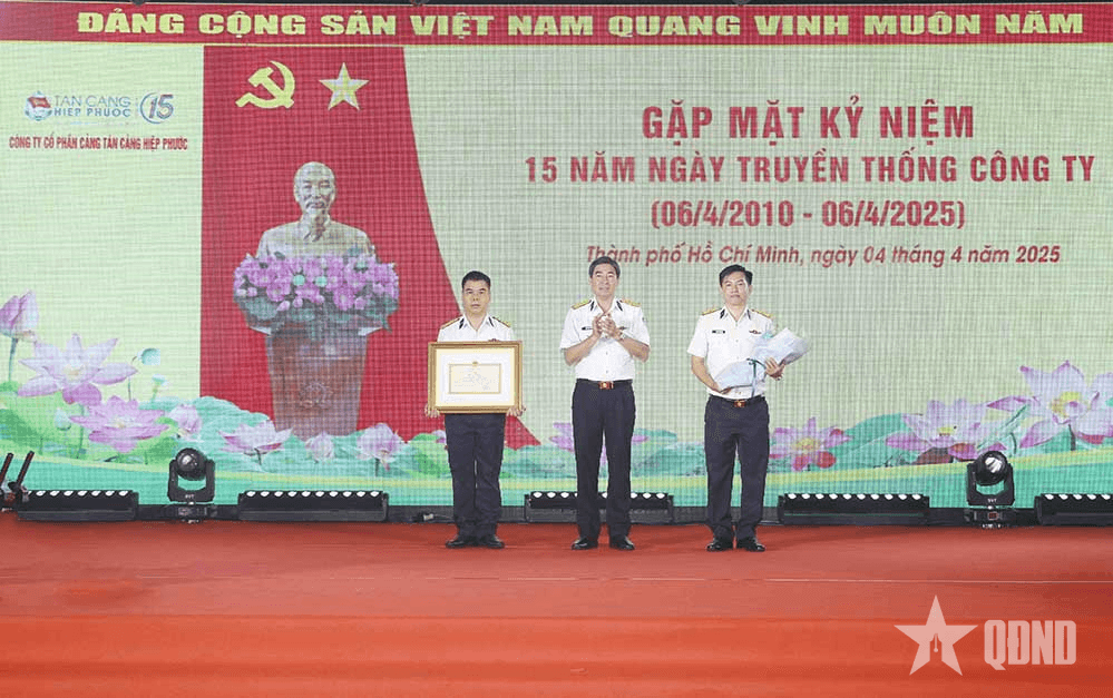 Cảng Tân Cảng Hiệp Phước đón nhận Bằng khen của Bộ Quốc phòng