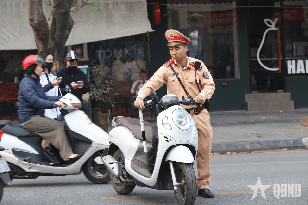 Không đội mũ bảo hiểm, nhiều học sinh bị xử lý