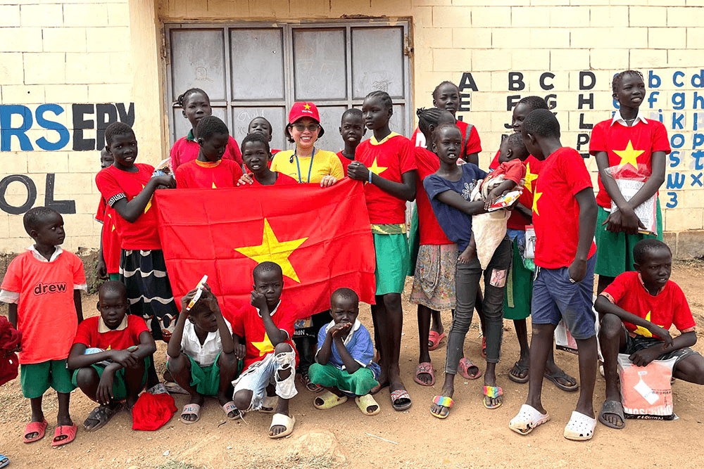 Thêu tranh cờ đỏ sao vàng trên đất Nam Sudan