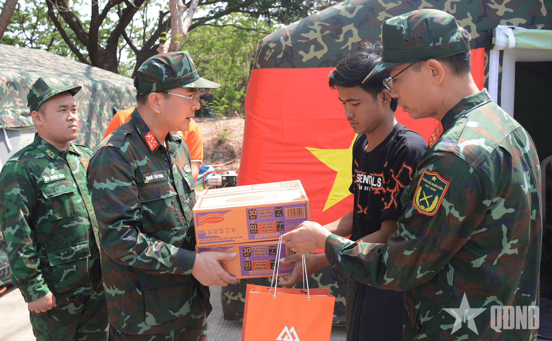 Động đất ở Myanmar: Người thân nạn nhân tri ân nghĩa cử của bộ đội Việt Nam