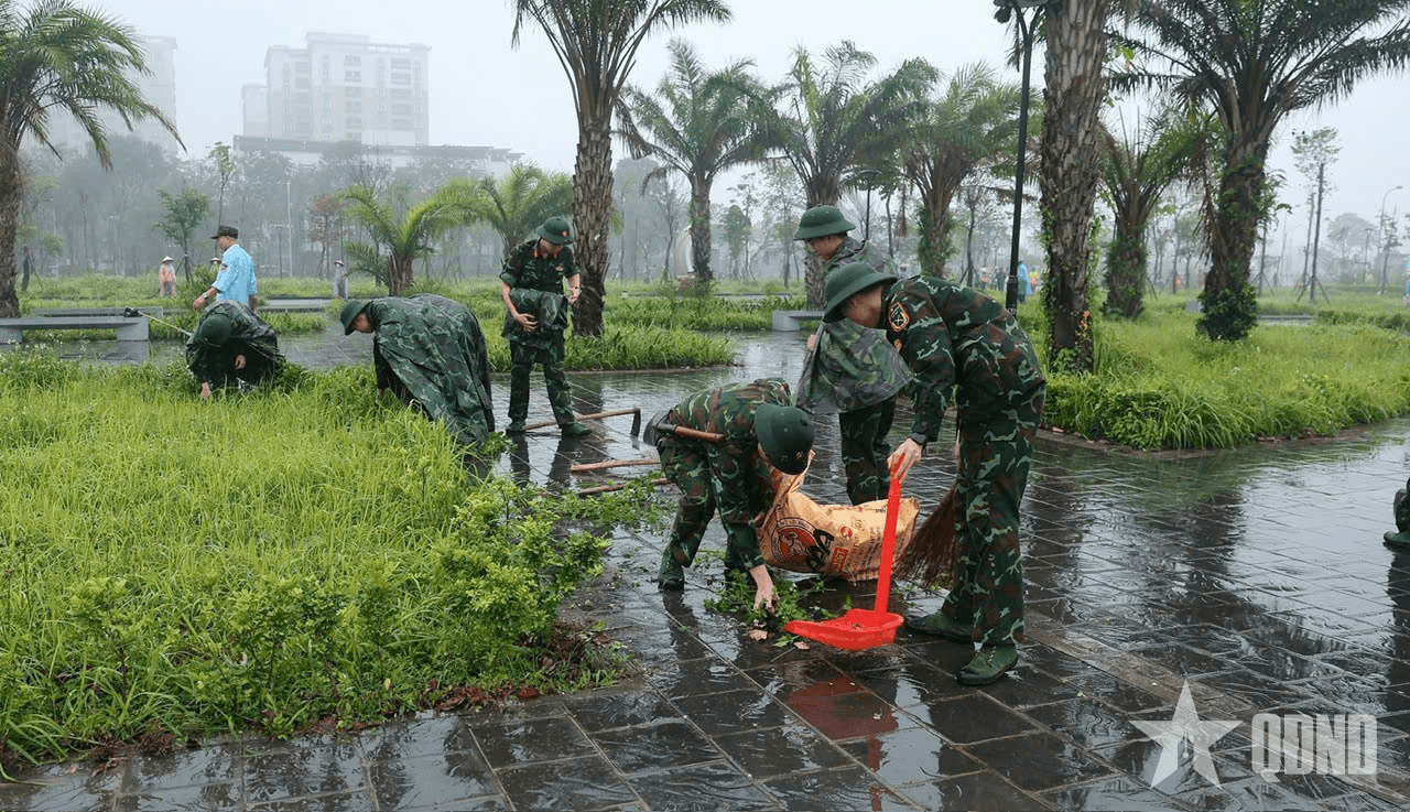 Học viện Hậu cần: Cán bộ, đoàn viên tích cực giúp dân tổng dọn vệ sinh môi trường