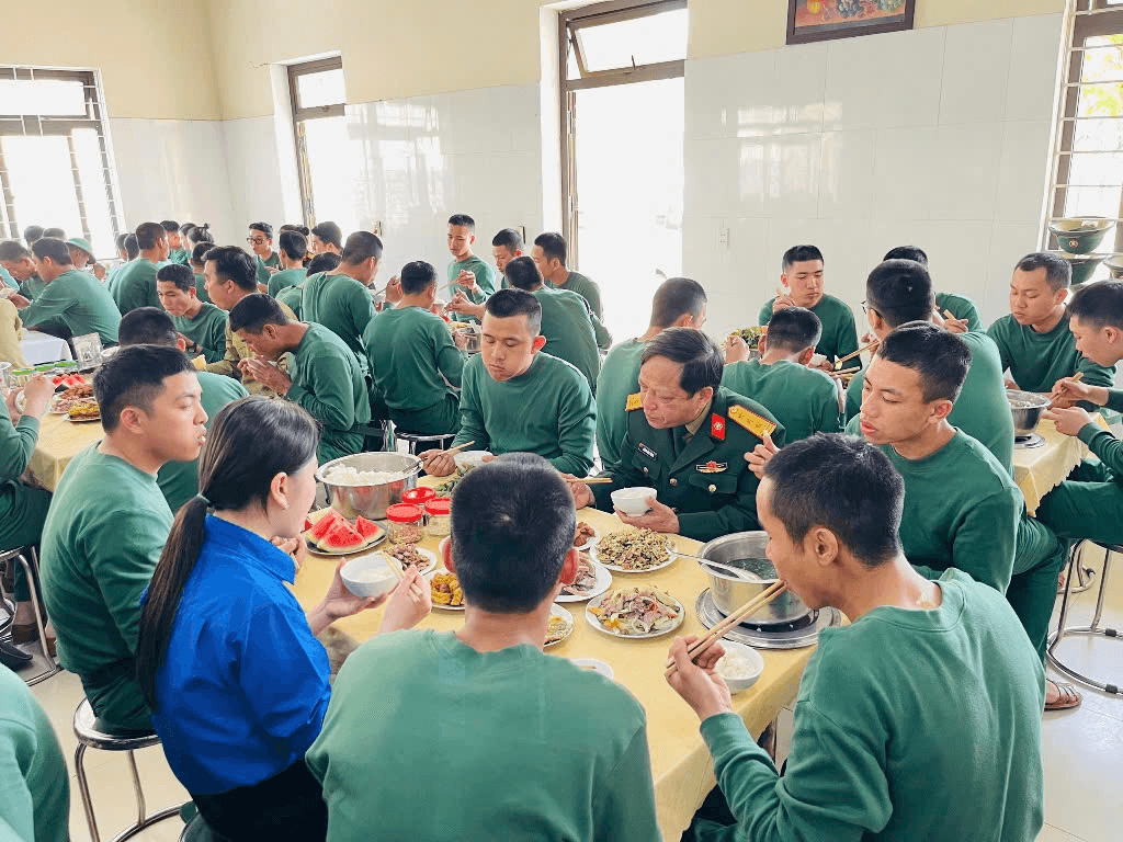 Bữa cơm ấm lòng người lính trẻ