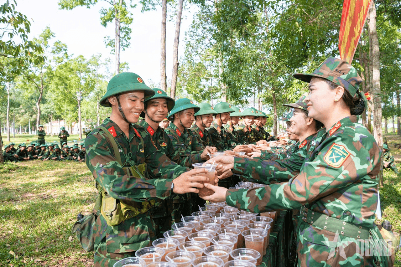 Phụ nữ Lữ đoàn Thông tin 29 (Quân khu 9) đồng hành cùng chiến sĩ mới