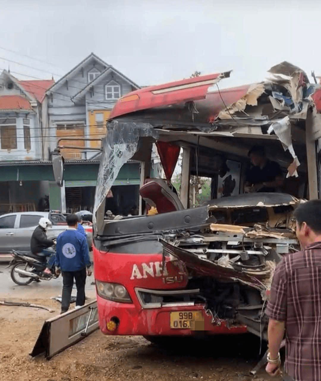 Tai nạn giữa xe đầu kéo với ô tô khách khiến 1 người tử vong, 9 người bị thương