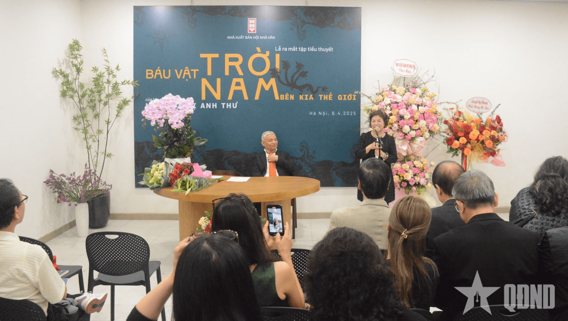 Ra mắt tiểu thuyết “Báu vật trời Nam - bên kia thế giới”