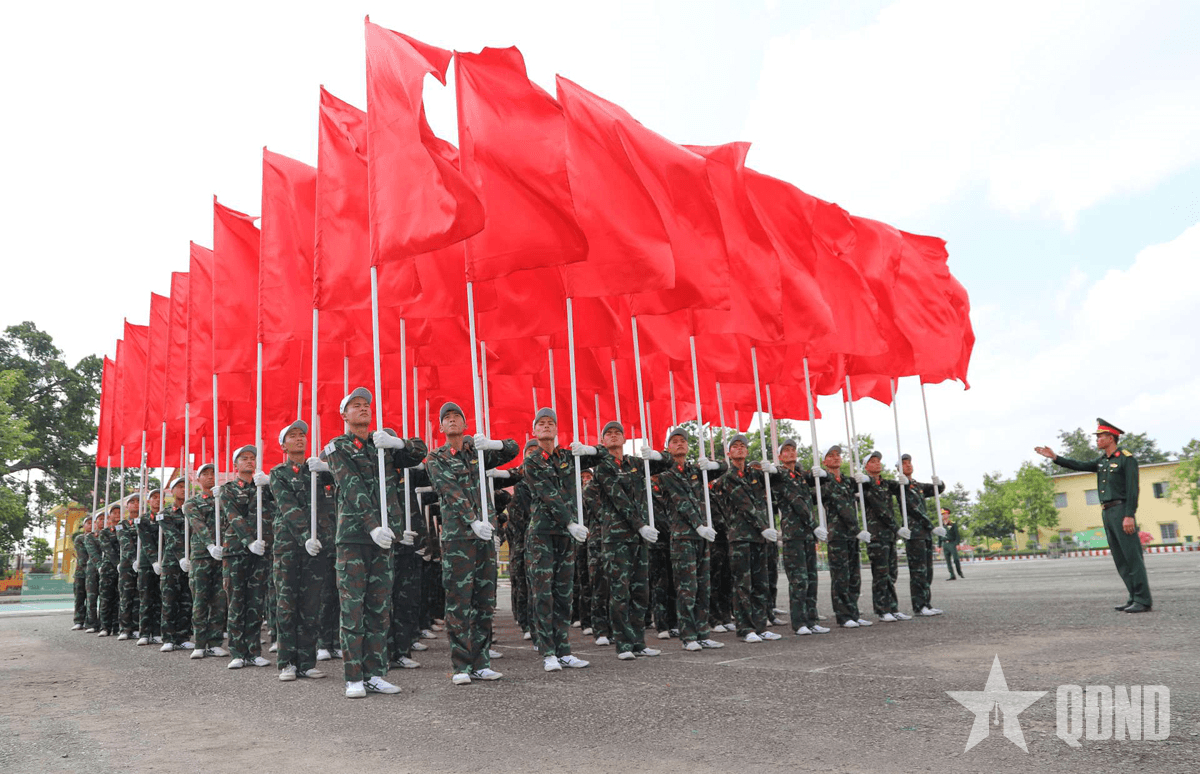 Khối cờ Đảng, cờ Tổ quốc và khối Hồng kỳ bước vào luyện tập ngoại khóa