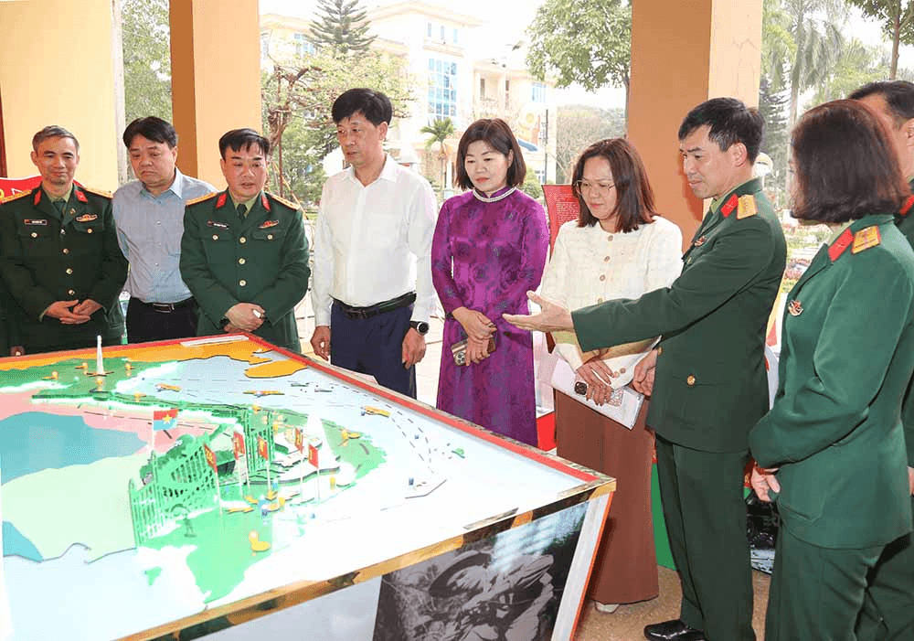 Tái hiện lịch sử, tô đậm mốc son chói lọi